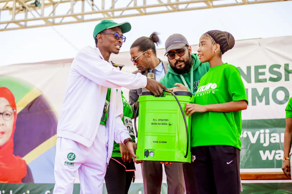 Bomba la kunyunyizia dawa kama zawadi, 2023